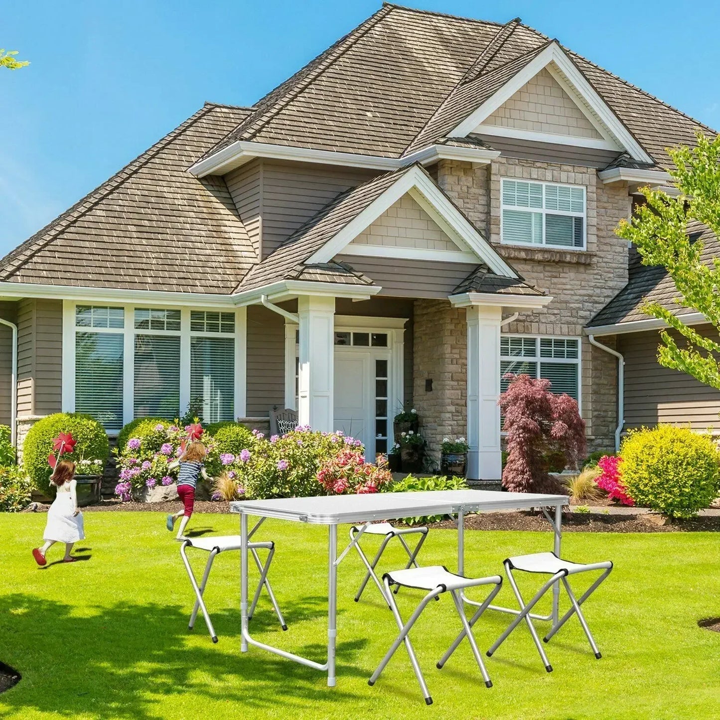 table pliante camping devant maison