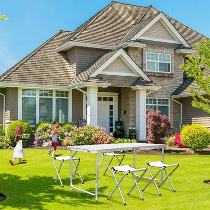 table pliante camping devant maison