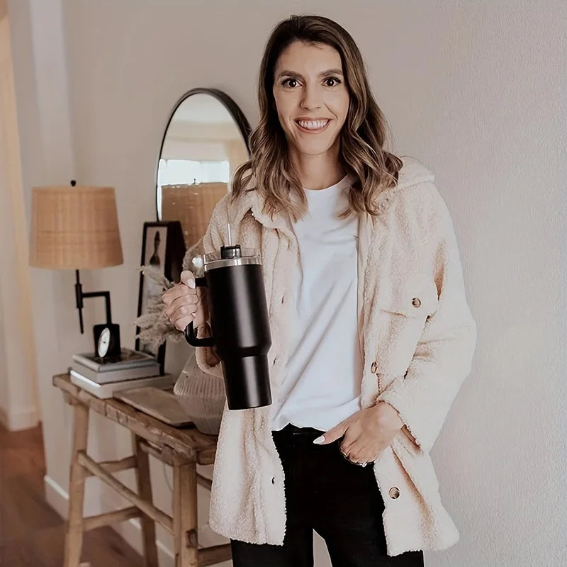 Femme tenant gourde isotherme poignée