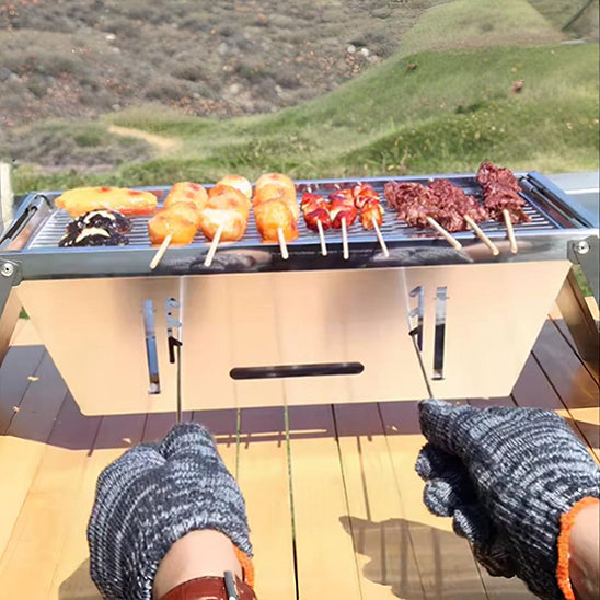 Barbecue Portable Pliant avec des mains gantés 