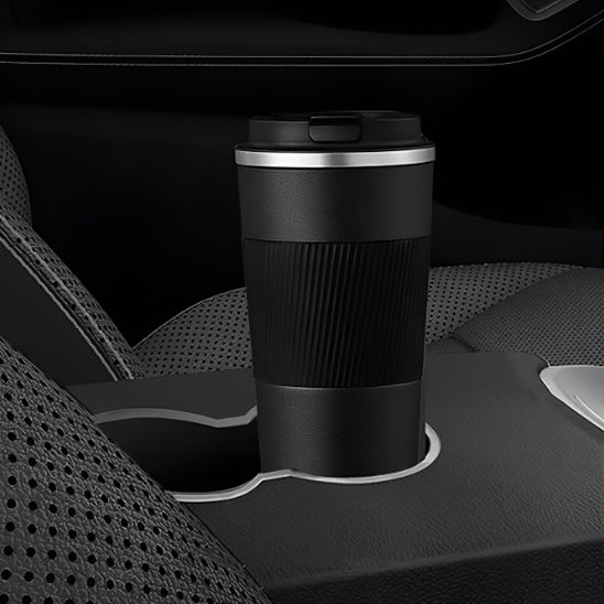 gourde isotherme tasse dans un véhicule