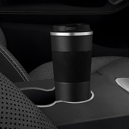 gourde isotherme tasse dans un véhicule