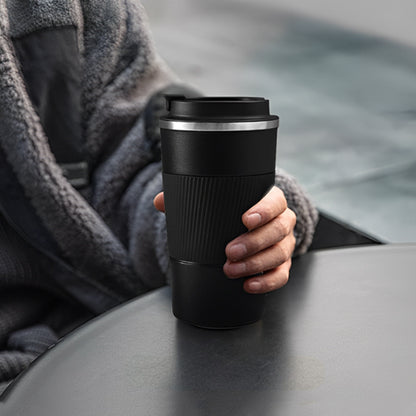  tenir une gourde isotherme tasse sur une table