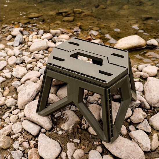 tabouret plastique portable sur roches